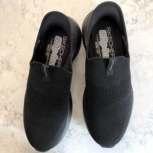 Sketchers men’s size 8 1/2 wide black slip on shoes